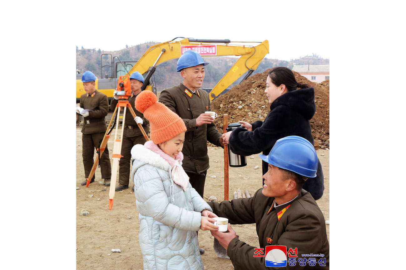 
 Se inicia construcción de fábricas de industria local 
en Sinpho, Taegwan, Rangrim y Sepho