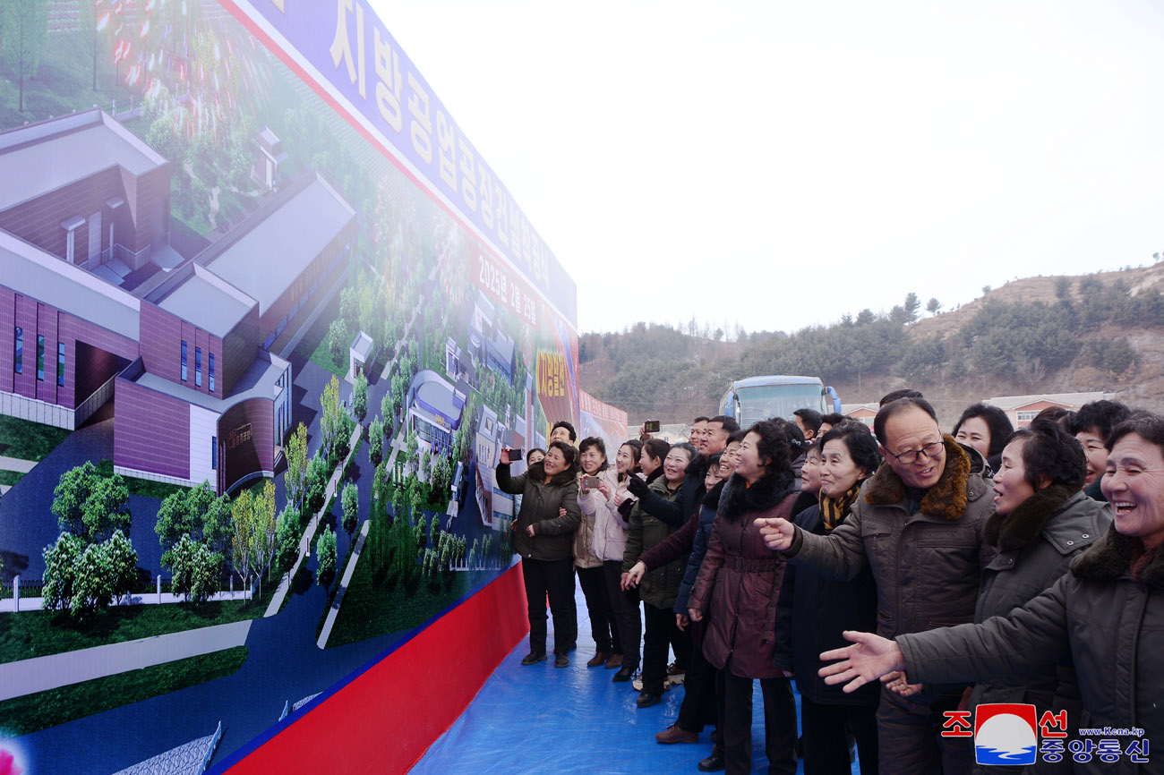 
 Se inicia construcción de fábricas de industria local 
en Sinpho, Taegwan, Rangrim y Sepho