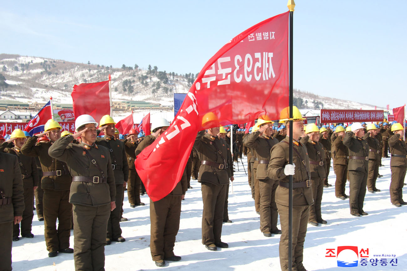 
 Se inicia construcción de fábricas de industria local 
en Sinpho, Taegwan, Rangrim y Sepho