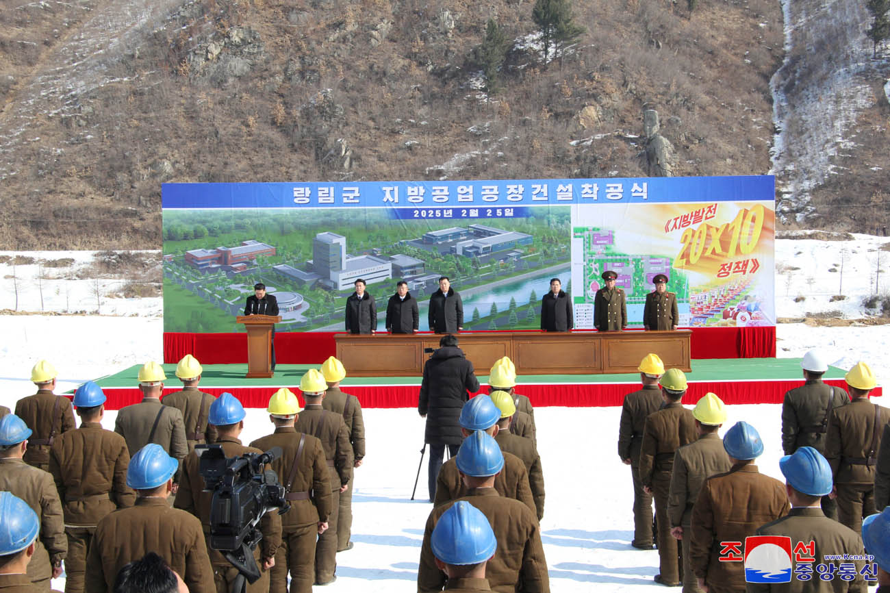 
 Se inicia construcción de fábricas de industria local 
en Sinpho, Taegwan, Rangrim y Sepho