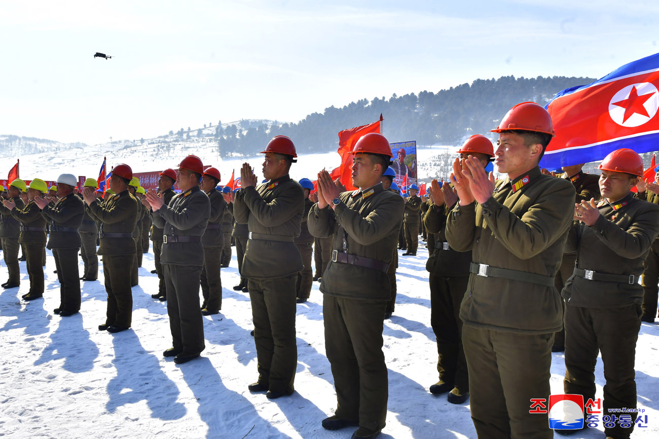 
 Se inicia construcción de fábricas de industria local 
en Sinpho, Taegwan, Rangrim y Sepho