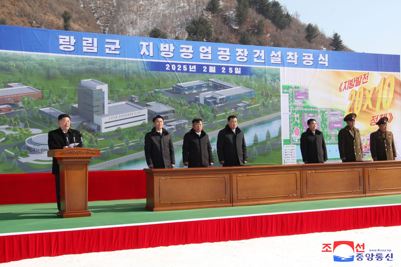 
 Se inicia construcción de fábricas de industria local 
en Sinpho, Taegwan, Rangrim y Sepho