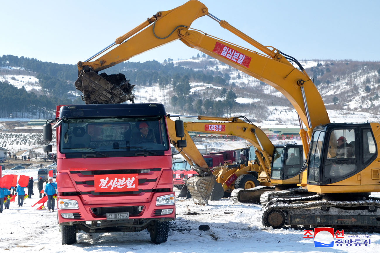 
 Se inicia construcción de fábricas de industria local 
en Sinpho, Taegwan, Rangrim y Sepho