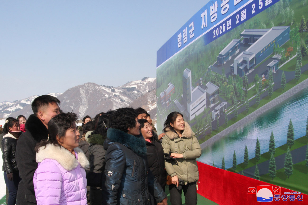 
 Se inicia construcción de fábricas de industria local 
en Sinpho, Taegwan, Rangrim y Sepho