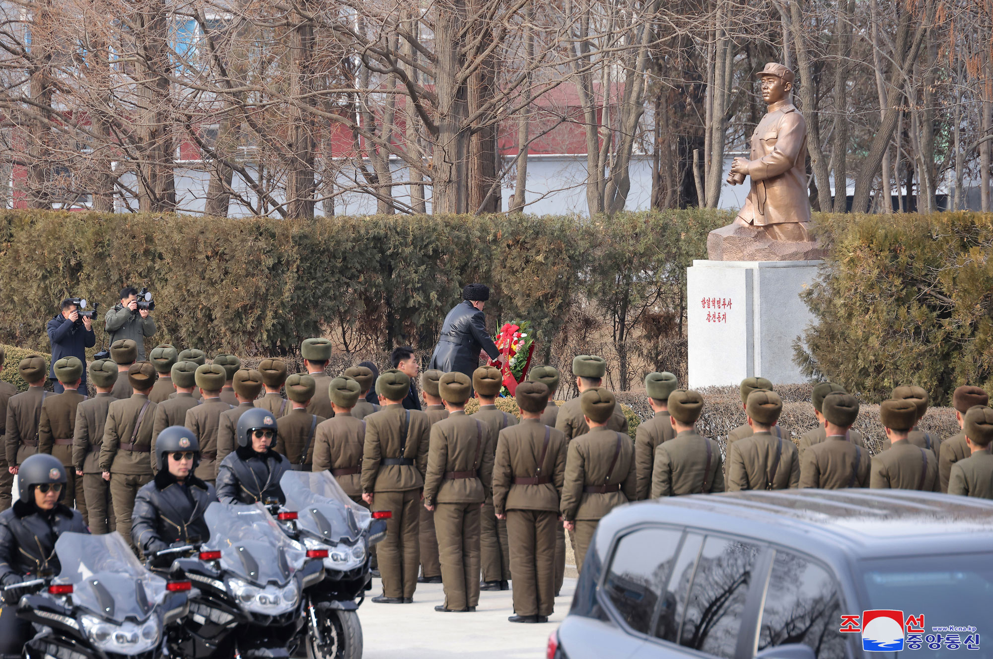 Le respecté camarade Kim Jong Un visite l’école d’officiers Kang Kon