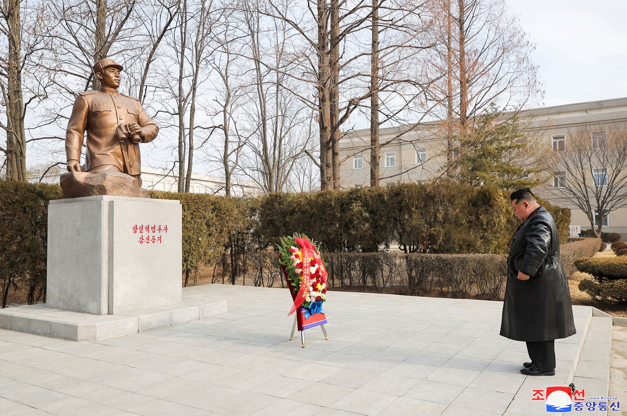 Le respecté camarade Kim Jong Un visite l’école d’officiers Kang Kon