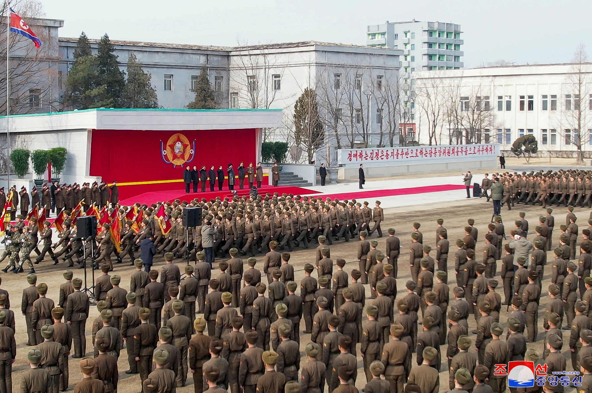 Le respecté camarade Kim Jong Un visite l’école d’officiers Kang Kon