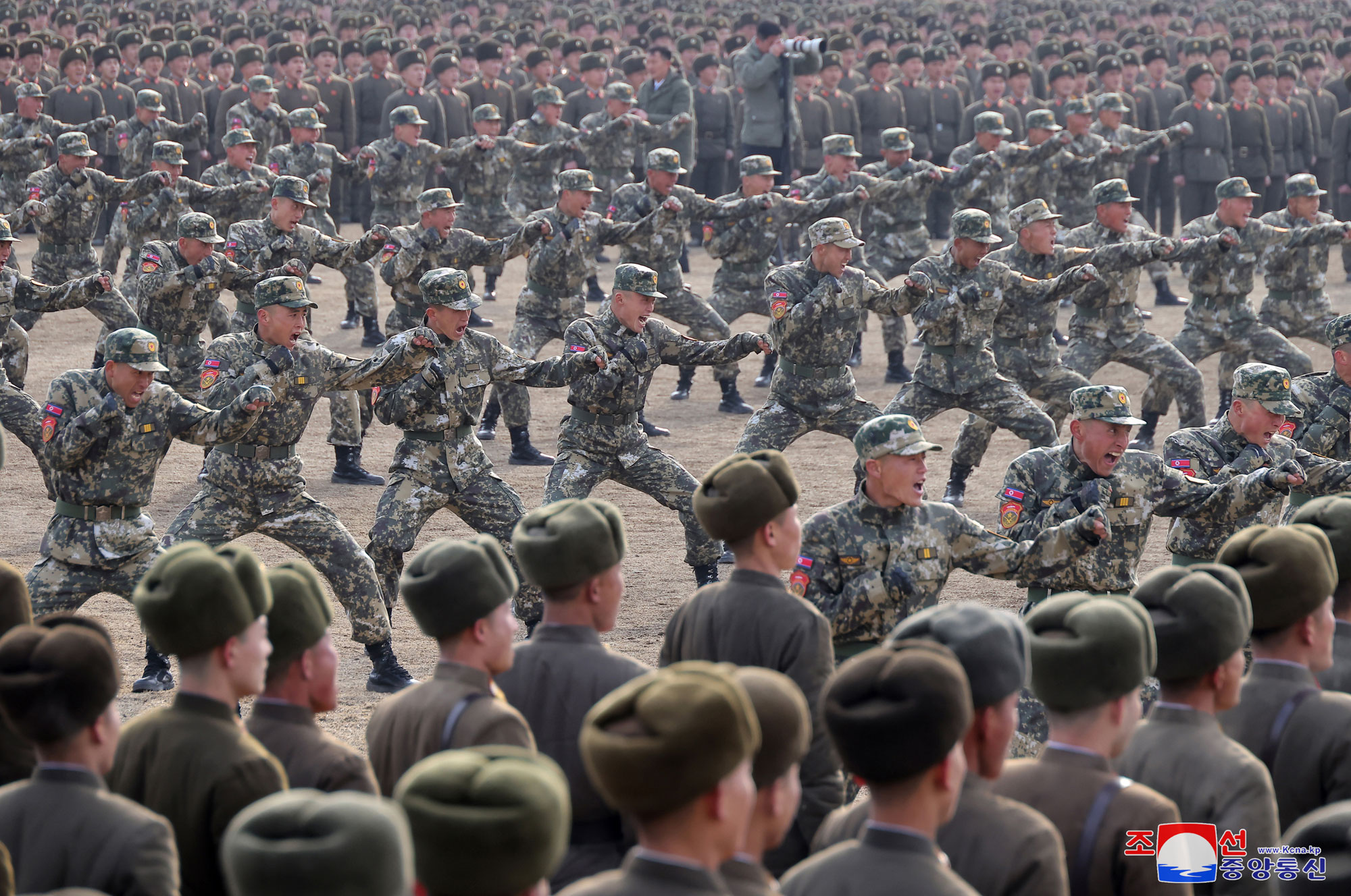 Le respecté camarade Kim Jong Un visite l’école d’officiers Kang Kon