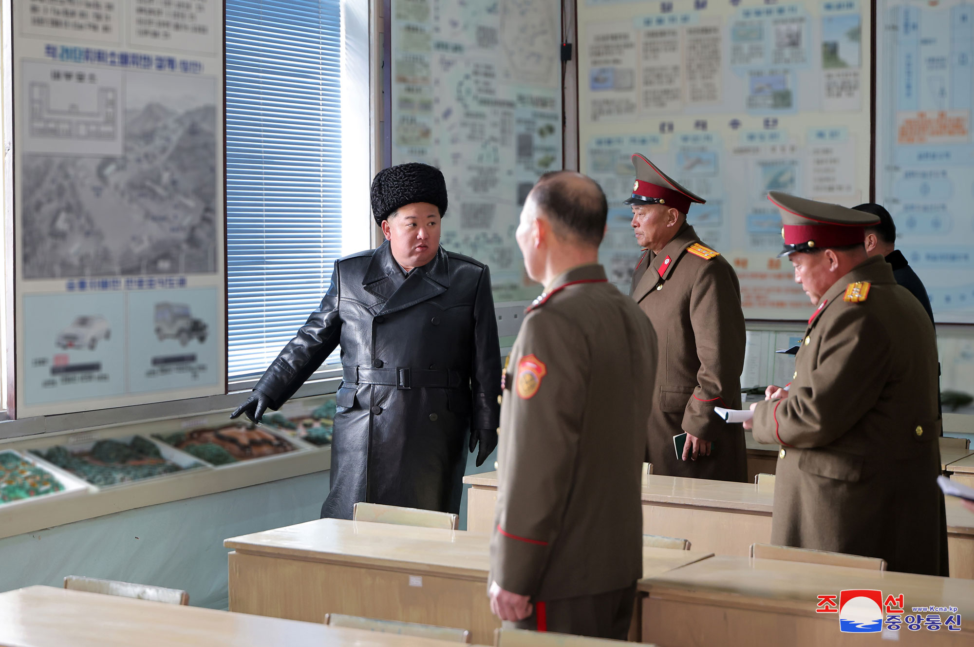 Le respecté camarade Kim Jong Un visite l’école d’officiers Kang Kon