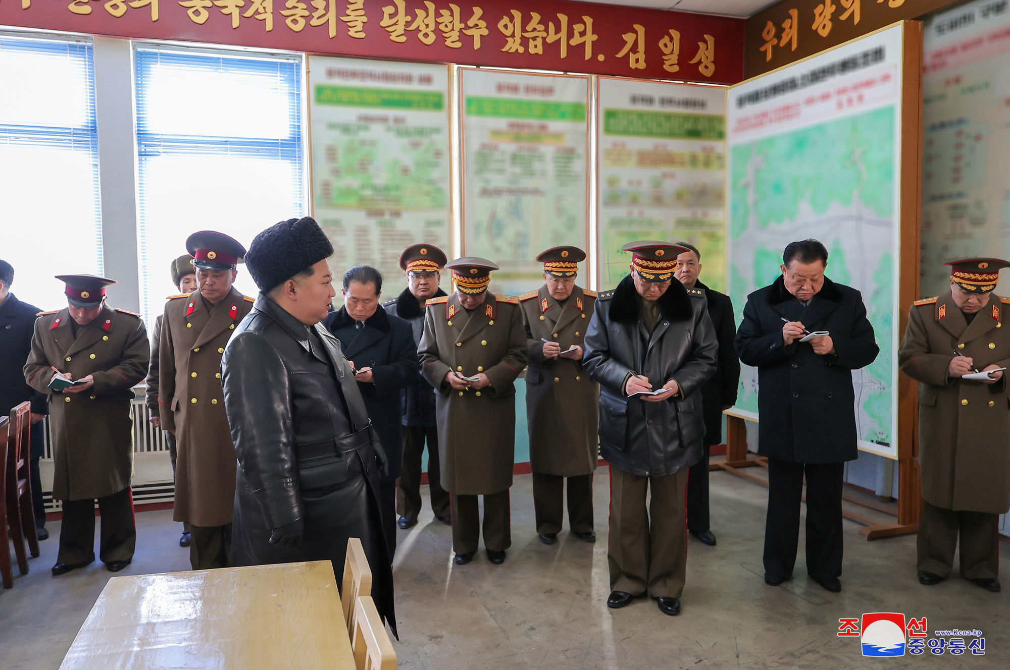 Le respecté camarade Kim Jong Un visite l’école d’officiers Kang Kon