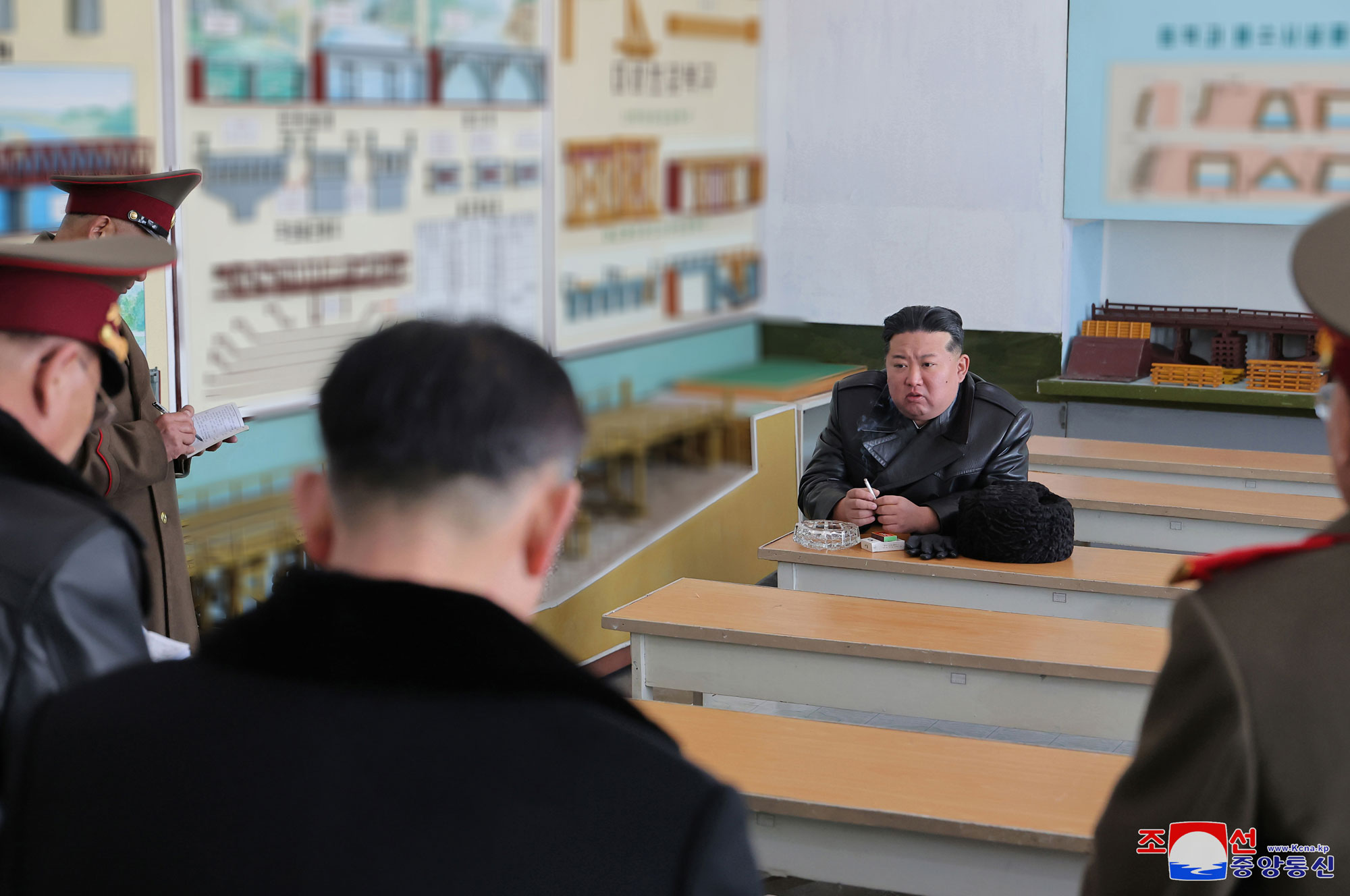 Le respecté camarade Kim Jong Un visite l’école d’officiers Kang Kon