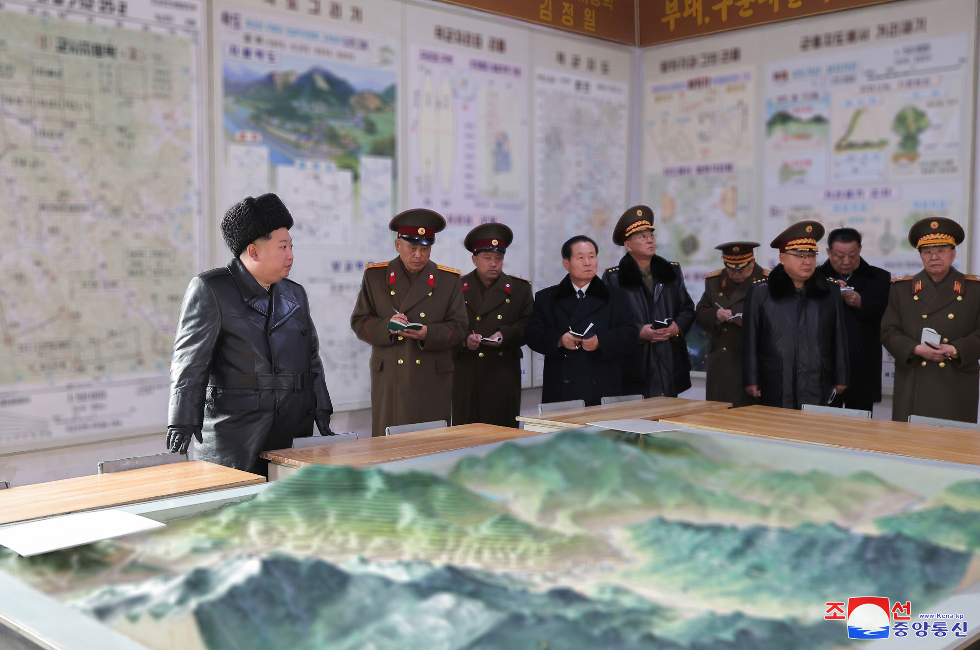 Le respecté camarade Kim Jong Un visite l’école d’officiers Kang Kon