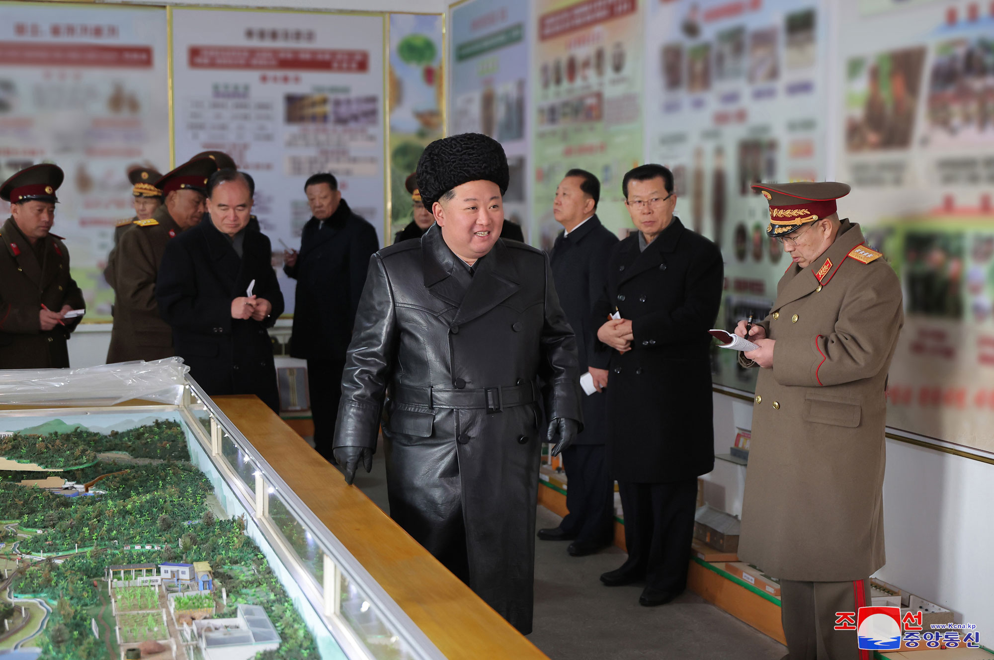 Le respecté camarade Kim Jong Un visite l’école d’officiers Kang Kon