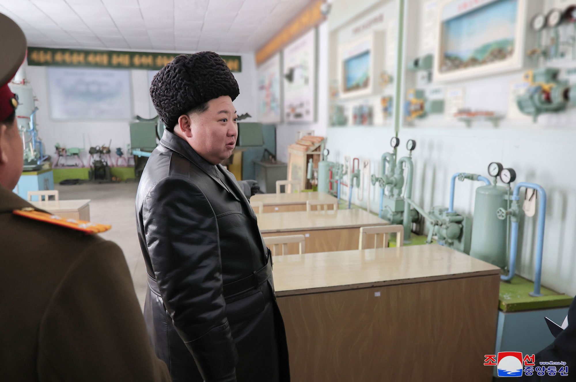 Le respecté camarade Kim Jong Un visite l’école d’officiers Kang Kon