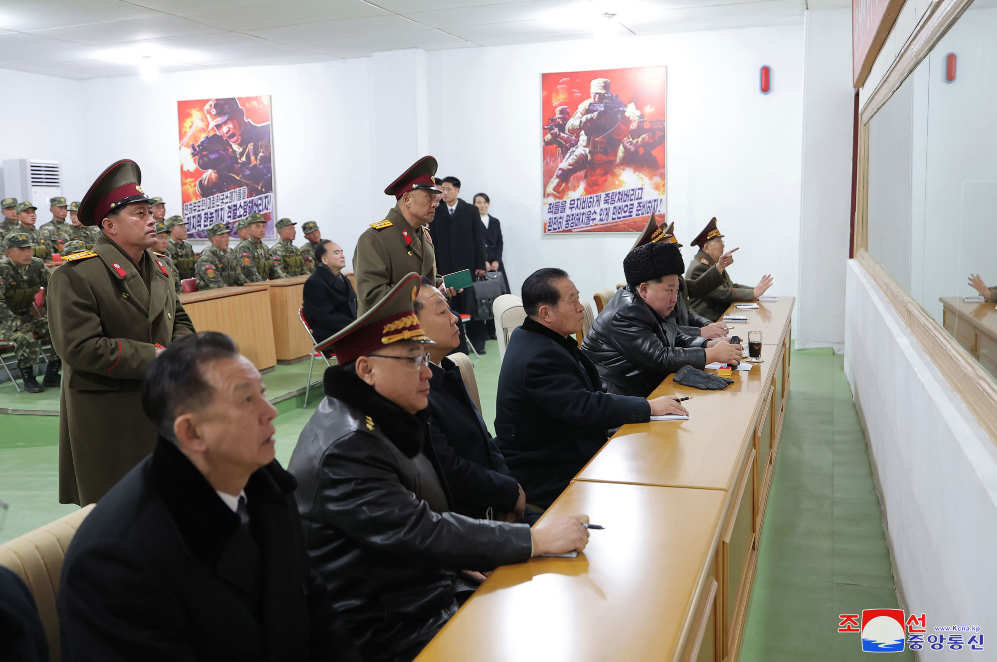 Le respecté camarade Kim Jong Un visite l’école d’officiers Kang Kon