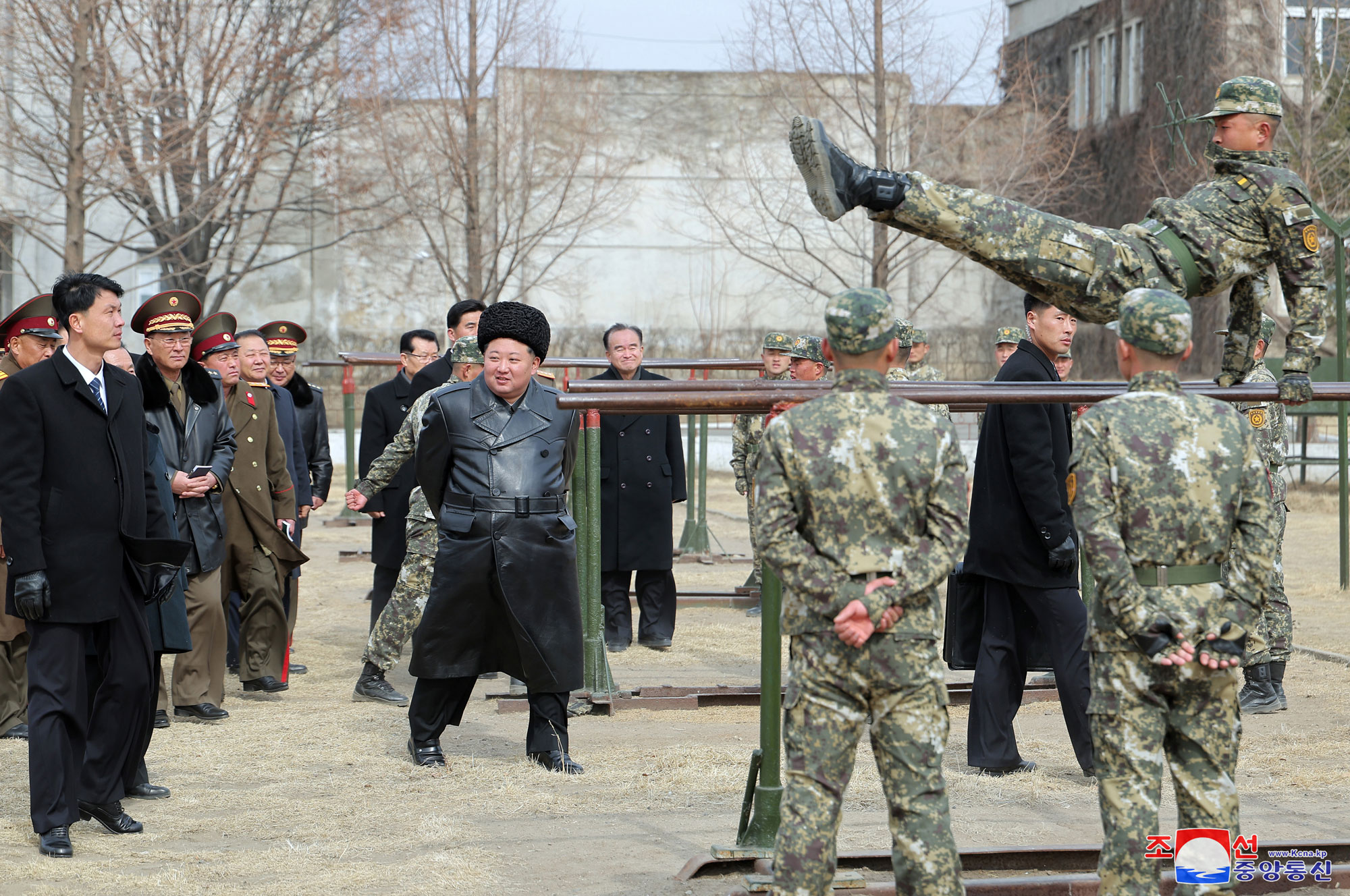 Le respecté camarade Kim Jong Un visite l’école d’officiers Kang Kon