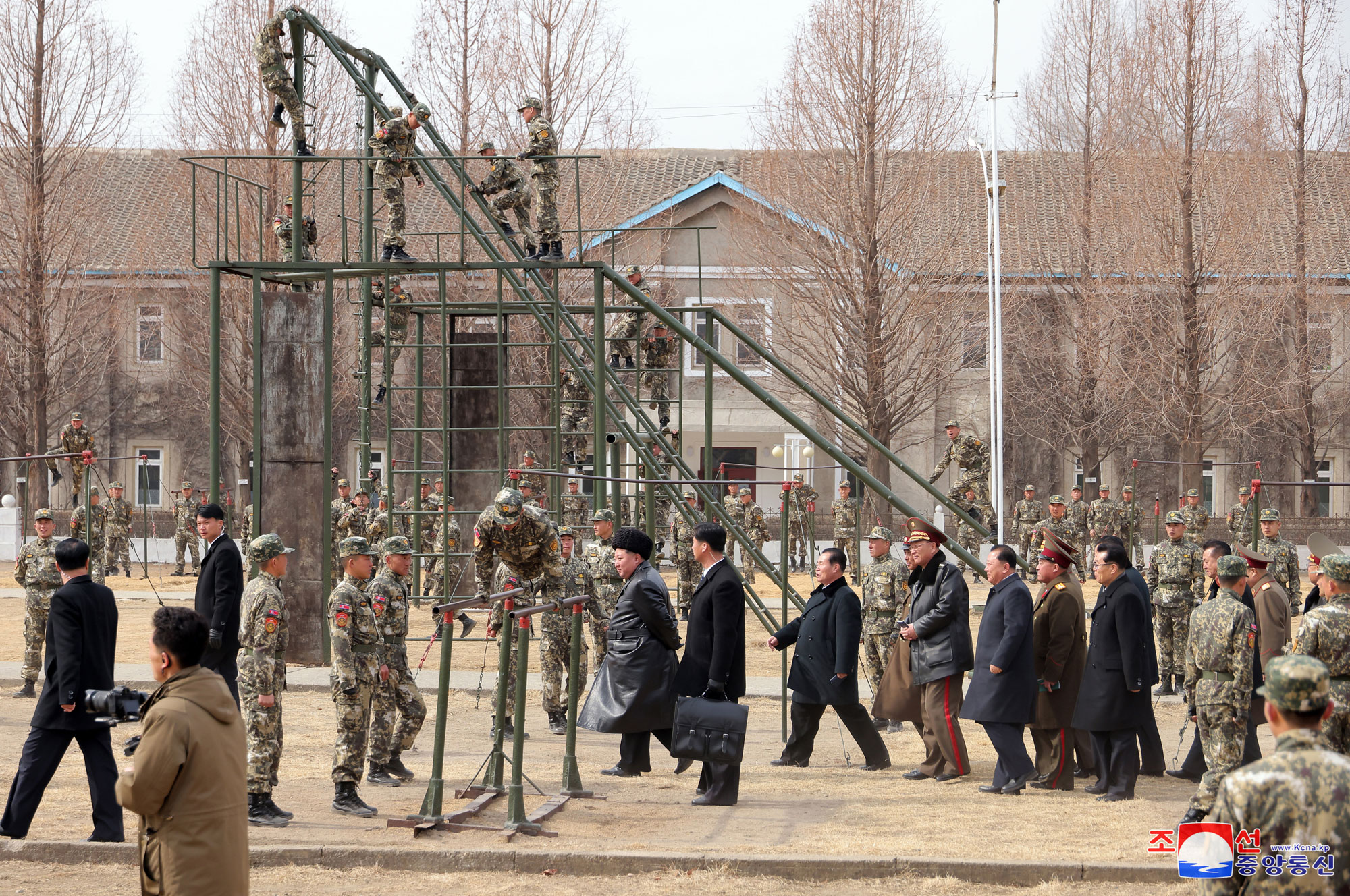 Le respecté camarade Kim Jong Un visite l’école d’officiers Kang Kon