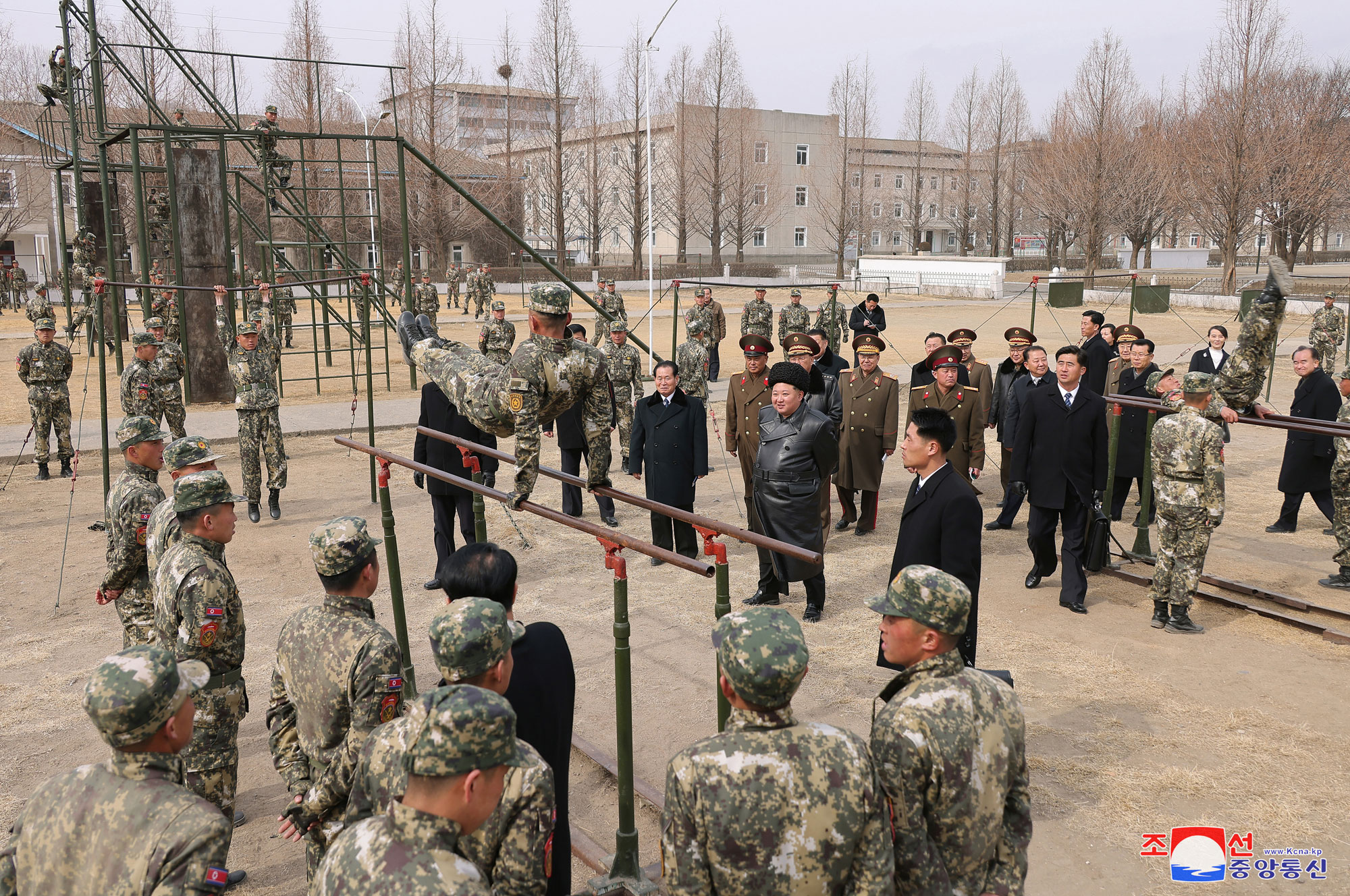 Le respecté camarade Kim Jong Un visite l’école d’officiers Kang Kon