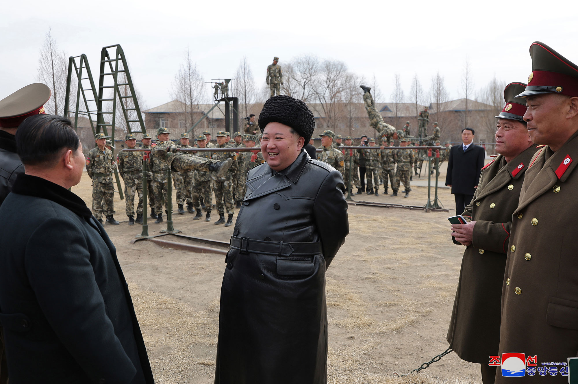 Le respecté camarade Kim Jong Un visite l’école d’officiers Kang Kon