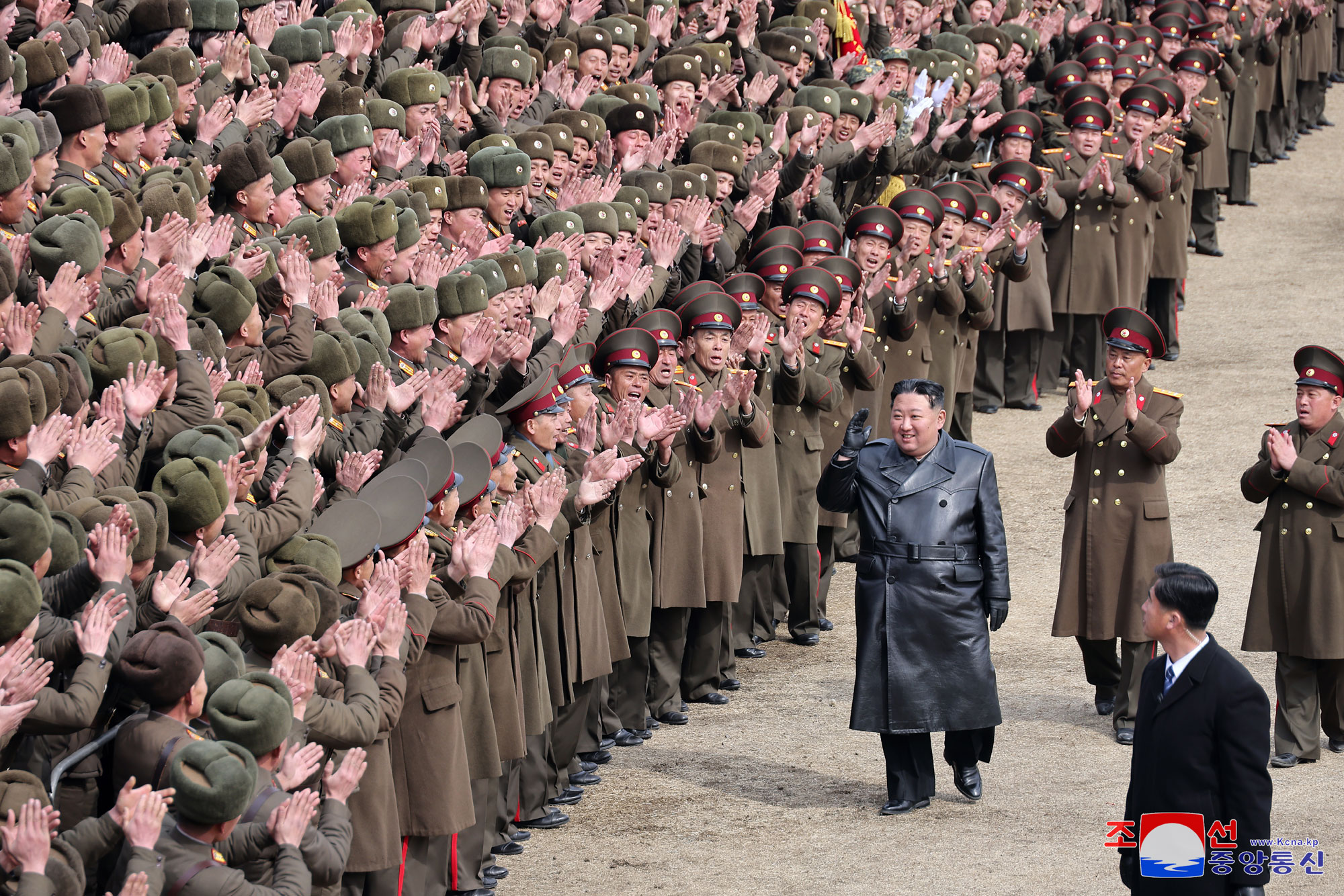 Le respecté camarade Kim Jong Un visite l’école d’officiers Kang Kon