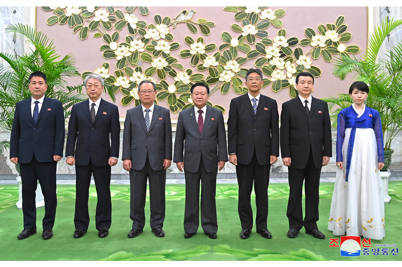 최룡해동지가 민족최대의 경사스러운 2월명절경축재일본조선인축하단을 만났다