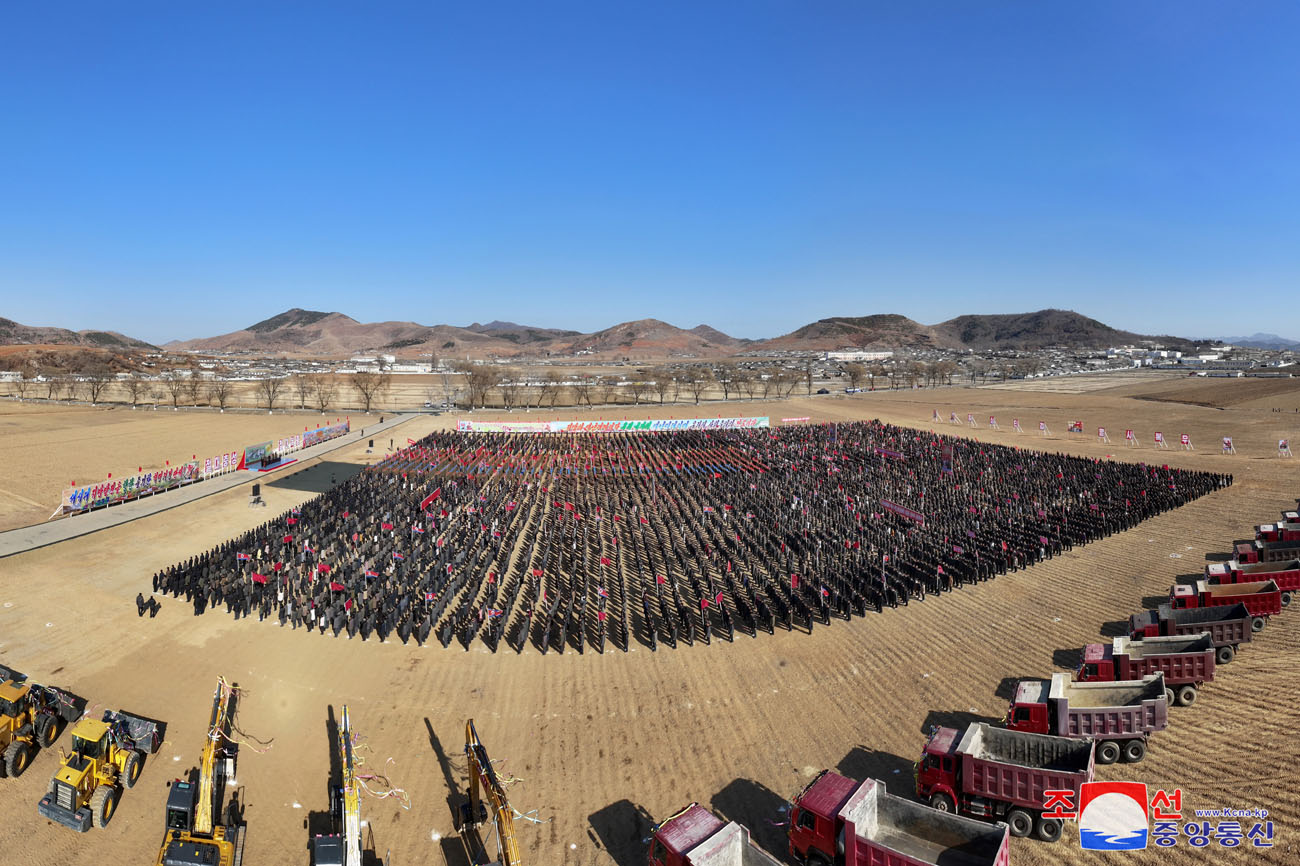 Eine Veranstaltung zum Baubeginn der örtlichen Industriefabriken und der Getreideverwaltungsanlage im Kreis Hwangju