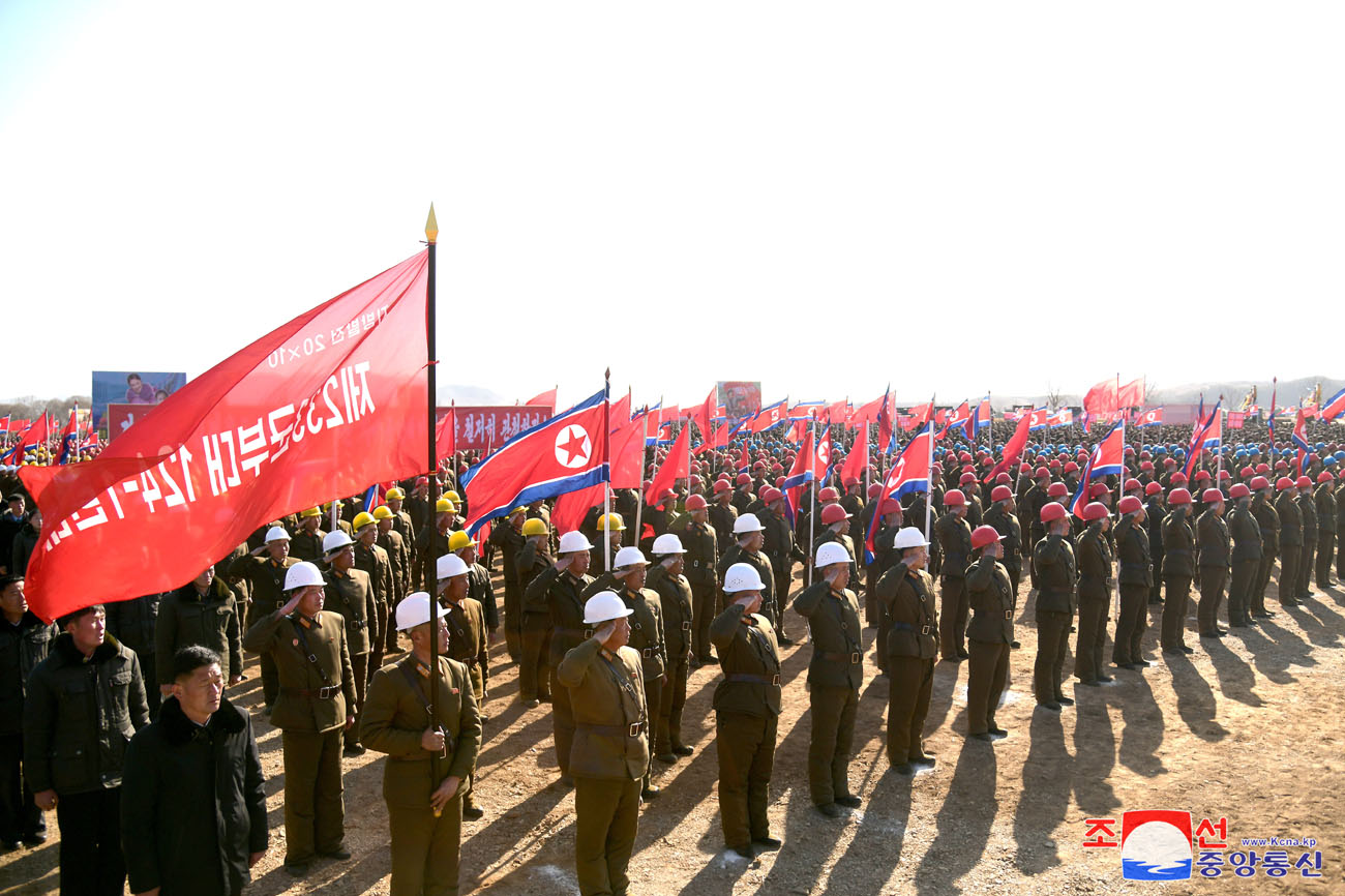 Eine Veranstaltung zum Baubeginn der örtlichen Industriefabriken und der Getreideverwaltungsanlage im Kreis Hwangju