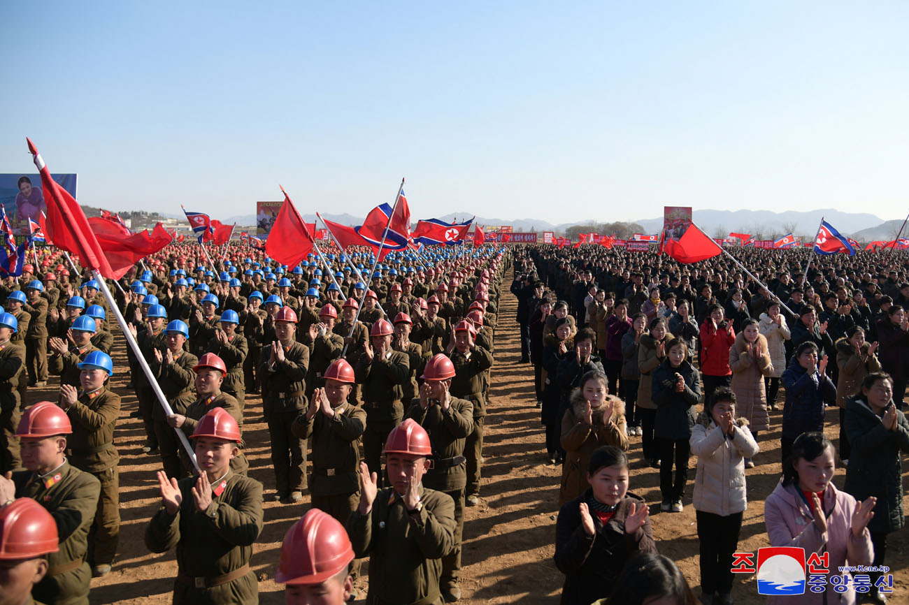 Eine Veranstaltung zum Baubeginn der örtlichen Industriefabriken und der Getreideverwaltungsanlage im Kreis Hwangju