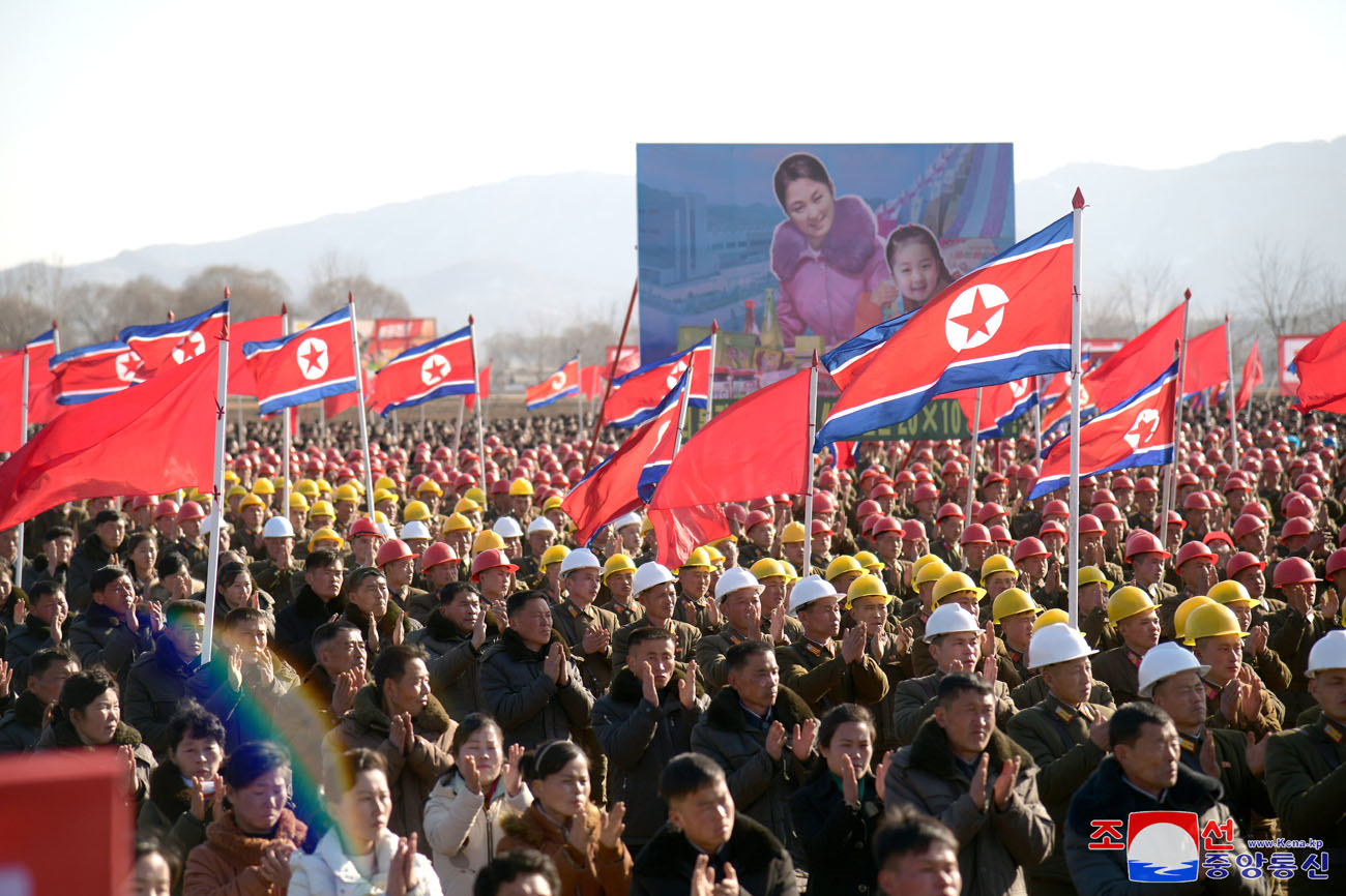 Eine Veranstaltung zum Baubeginn der örtlichen Industriefabriken und der Getreideverwaltungsanlage im Kreis Hwangju