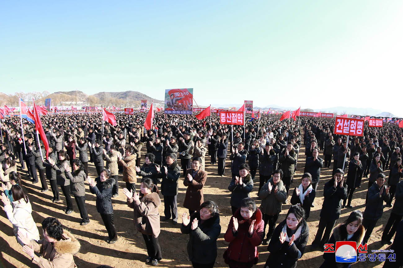 Eine Veranstaltung zum Baubeginn der örtlichen Industriefabriken und der Getreideverwaltungsanlage im Kreis Hwangju