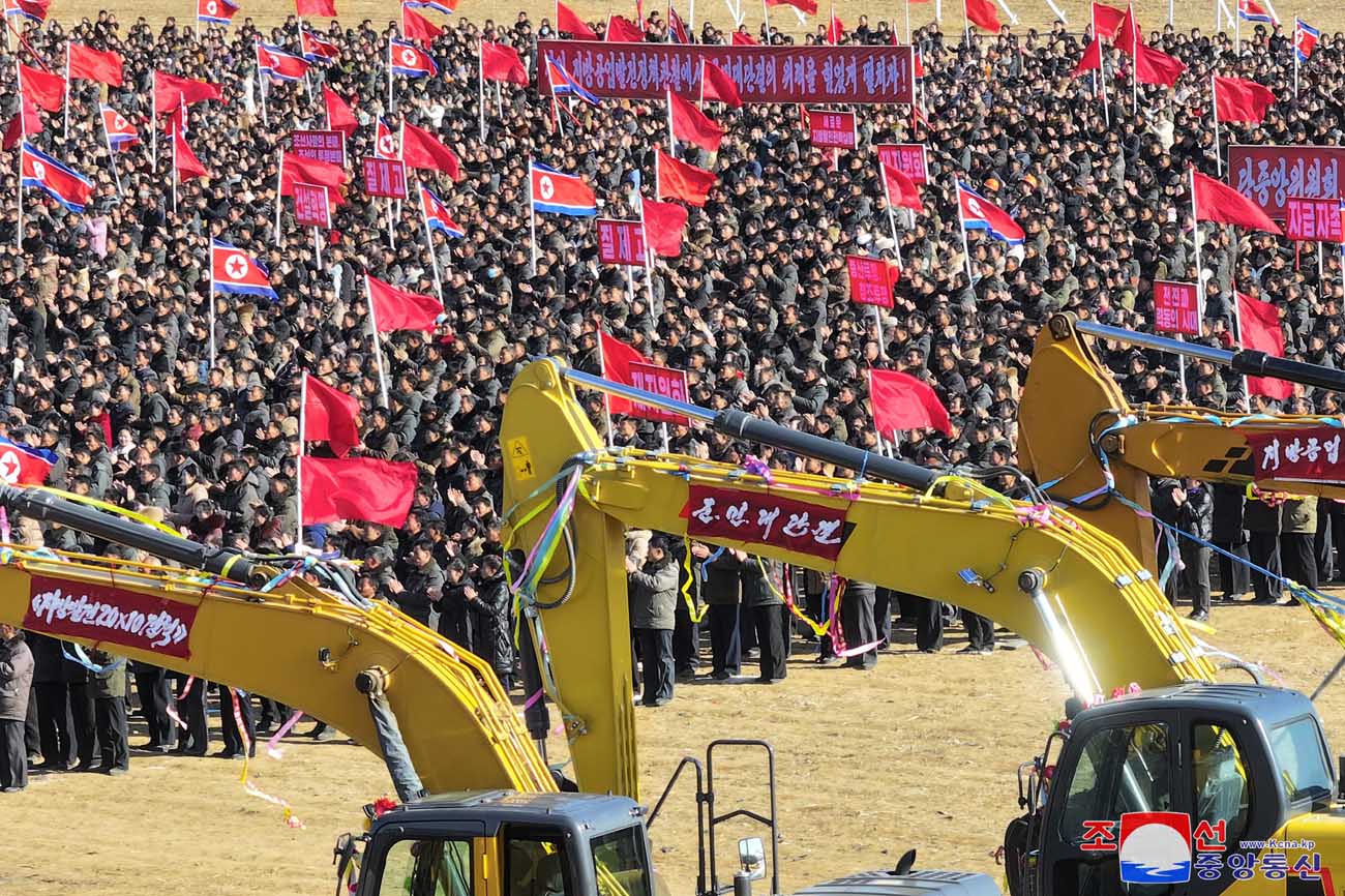 Eine Veranstaltung zum Baubeginn der örtlichen Industriefabriken und der Getreideverwaltungsanlage im Kreis Hwangju