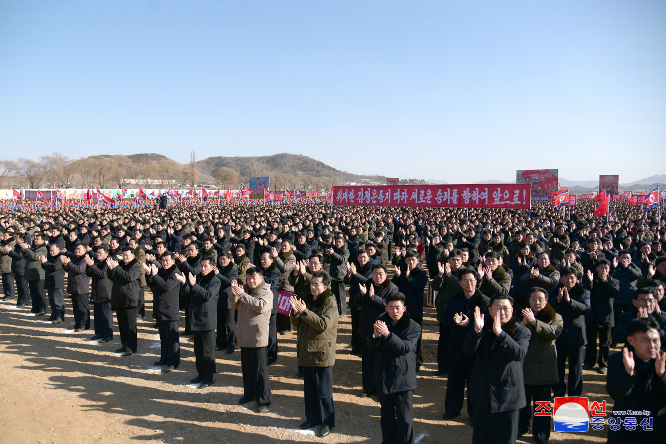 Eine Veranstaltung zum Baubeginn der örtlichen Industriefabriken und der Getreideverwaltungsanlage im Kreis Hwangju