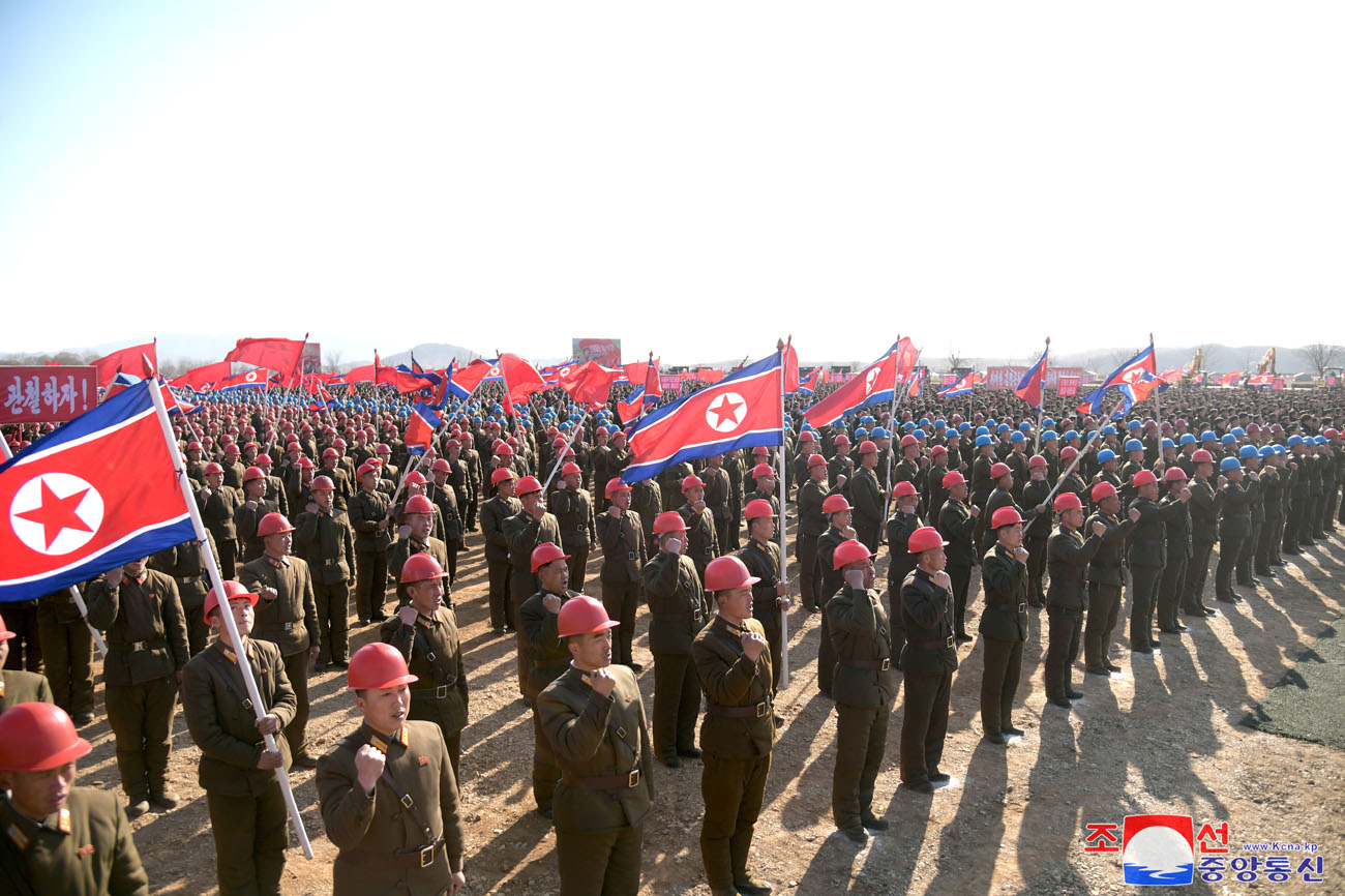 Eine Veranstaltung zum Baubeginn der örtlichen Industriefabriken und der Getreideverwaltungsanlage im Kreis Hwangju