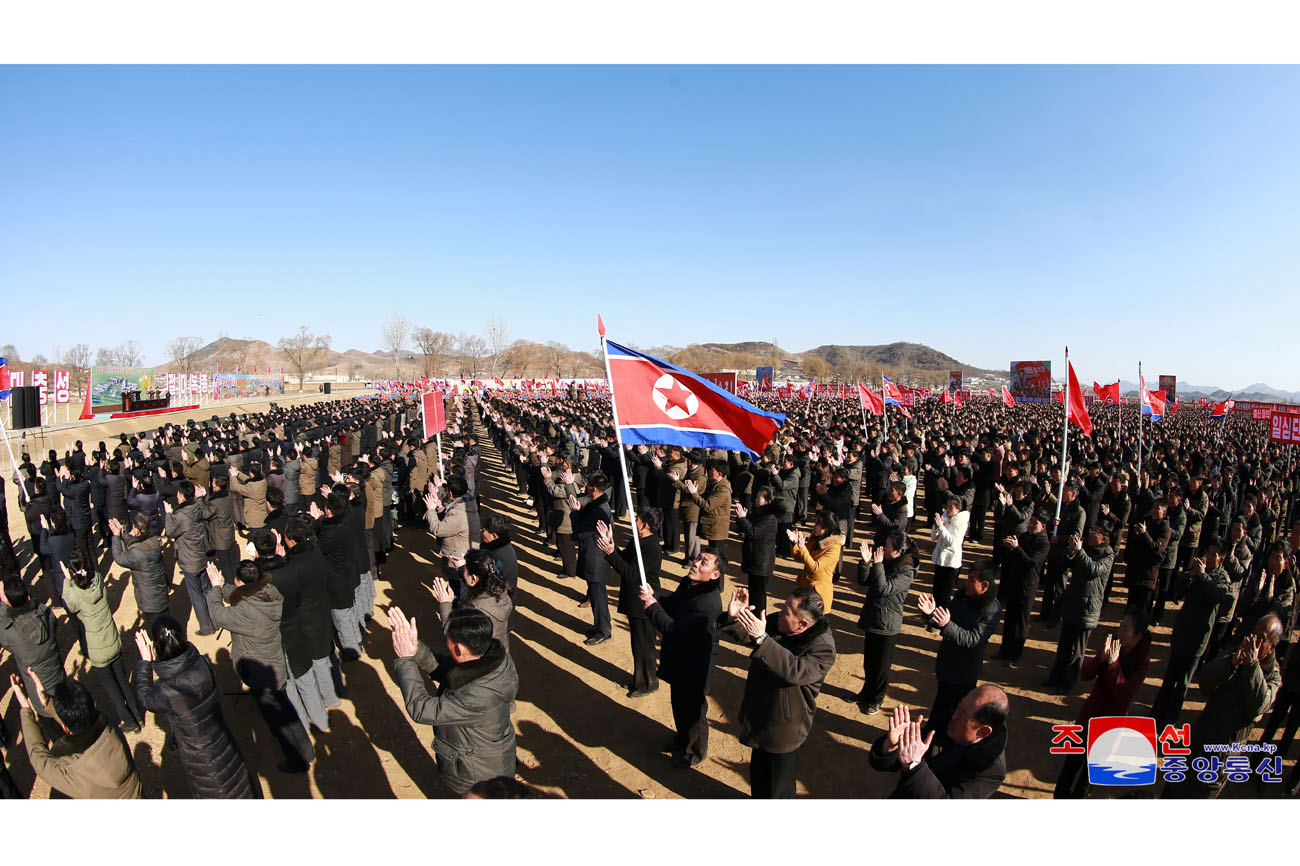 Eine Veranstaltung zum Baubeginn der örtlichen Industriefabriken und der Getreideverwaltungsanlage im Kreis Hwangju