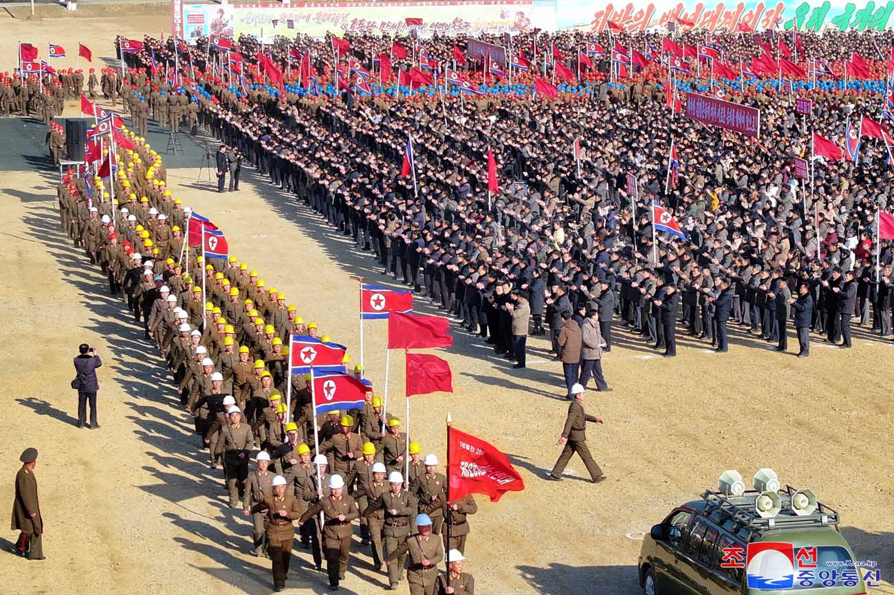 Eine Veranstaltung zum Baubeginn der örtlichen Industriefabriken und der Getreideverwaltungsanlage im Kreis Hwangju