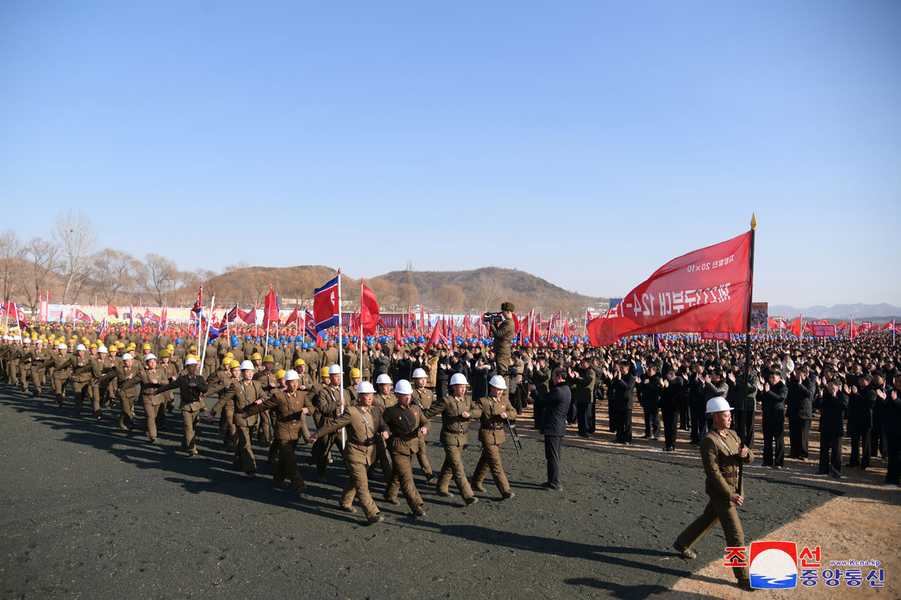 Eine Veranstaltung zum Baubeginn der örtlichen Industriefabriken und der Getreideverwaltungsanlage im Kreis Hwangju