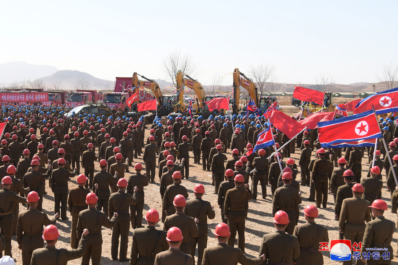 Eine Veranstaltung zum Baubeginn der örtlichen Industriefabriken und der Getreideverwaltungsanlage im Kreis Hwangju