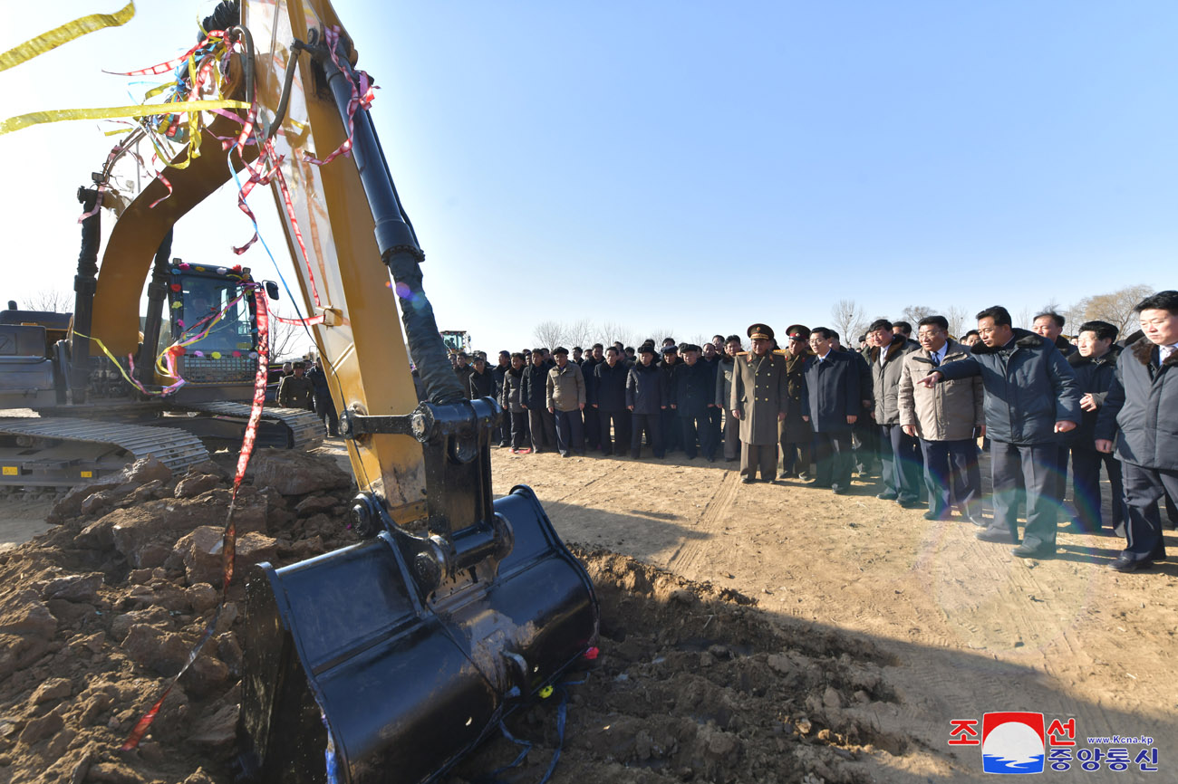 Eine Veranstaltung zum Baubeginn der örtlichen Industriefabriken und der Getreideverwaltungsanlage im Kreis Hwangju