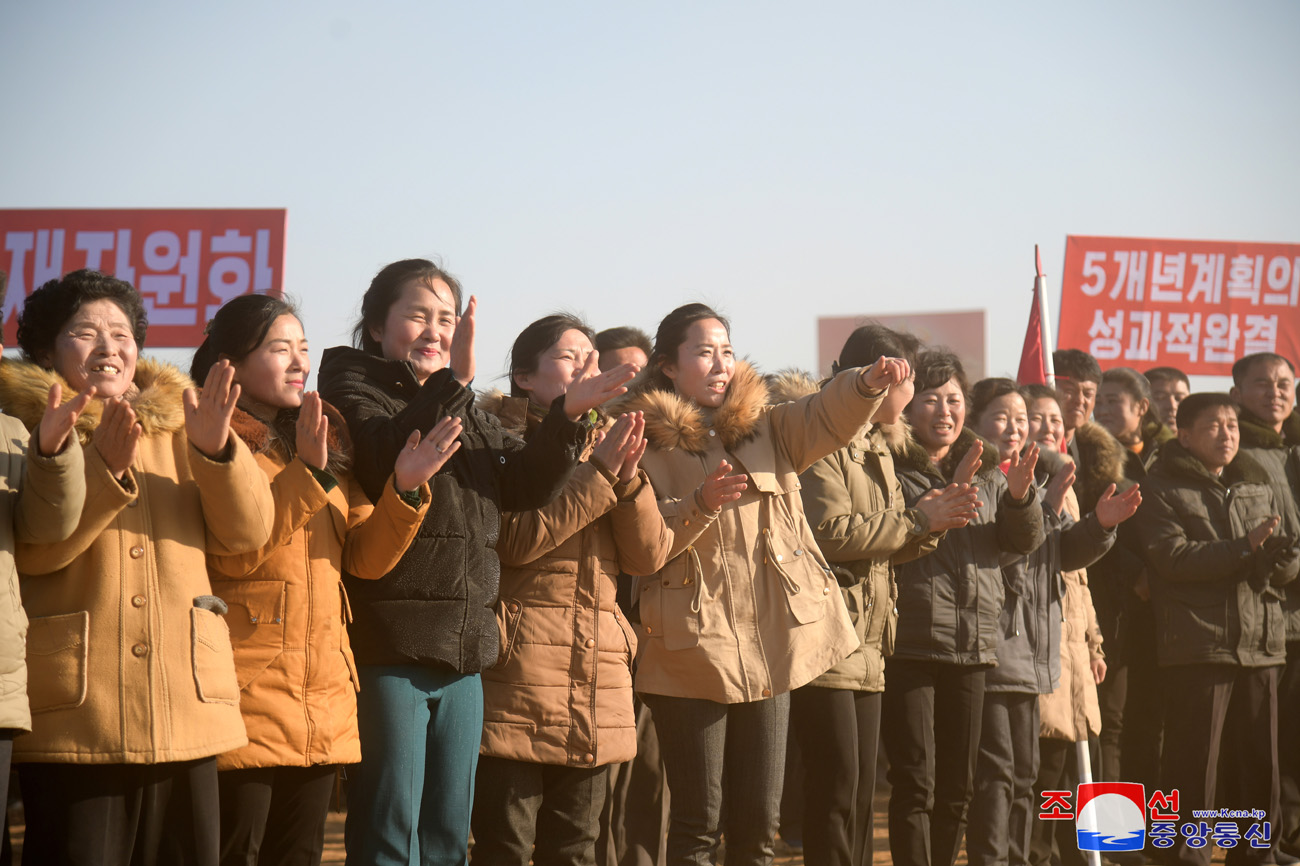 Eine Veranstaltung zum Baubeginn der örtlichen Industriefabriken und der Getreideverwaltungsanlage im Kreis Hwangju