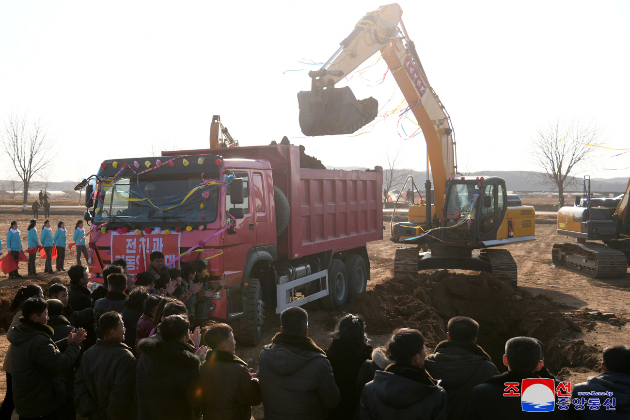 Eine Veranstaltung zum Baubeginn der örtlichen Industriefabriken und der Getreideverwaltungsanlage im Kreis Hwangju