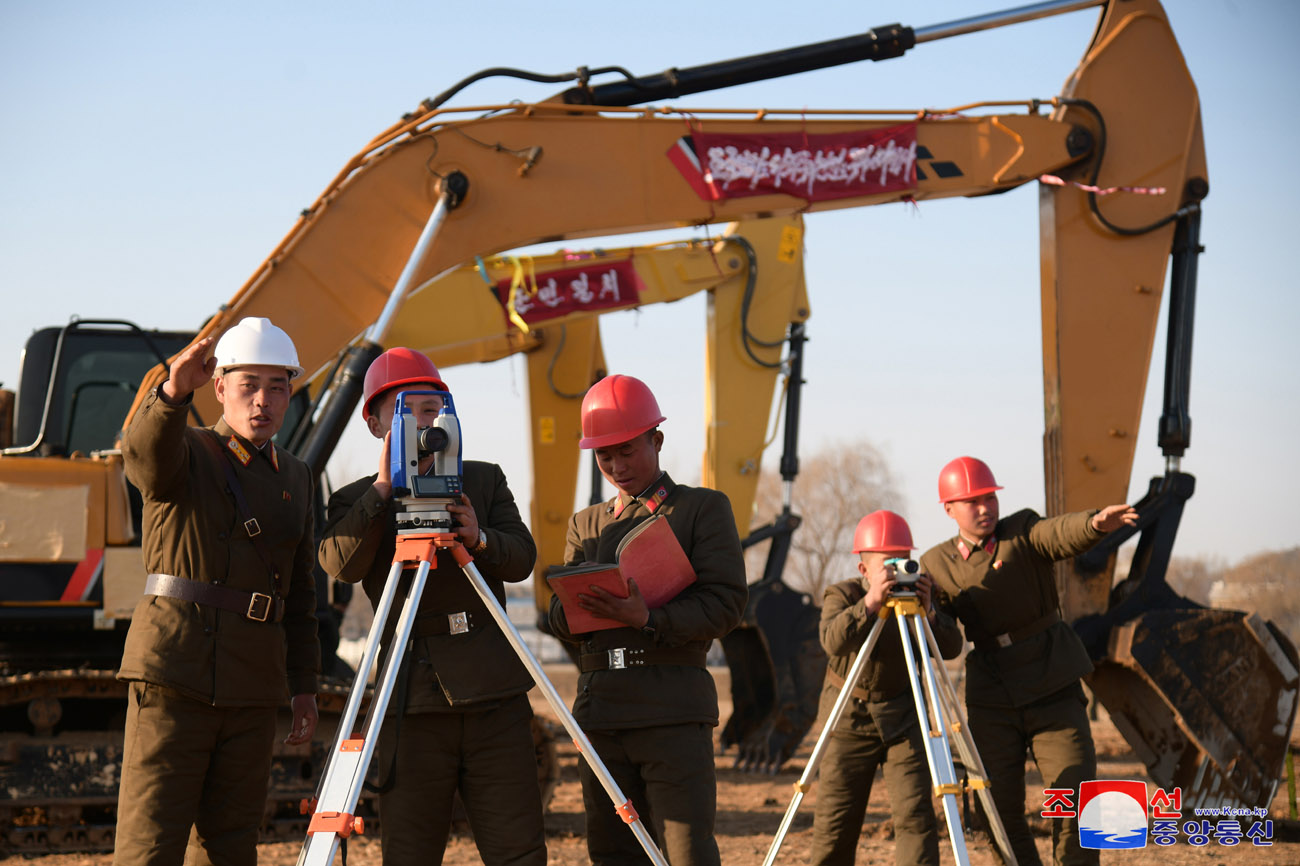 Eine Veranstaltung zum Baubeginn der örtlichen Industriefabriken und der Getreideverwaltungsanlage im Kreis Hwangju