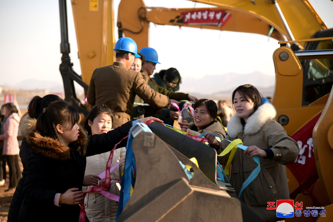 Eine Veranstaltung zum Baubeginn der örtlichen Industriefabriken und der Getreideverwaltungsanlage im Kreis Hwangju