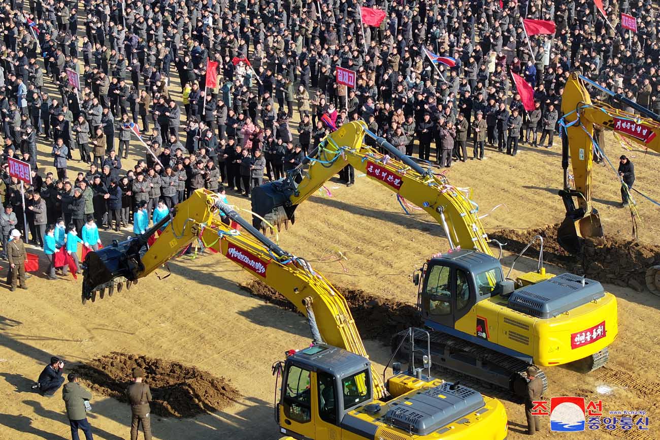 Eine Veranstaltung zum Baubeginn der örtlichen Industriefabriken und der Getreideverwaltungsanlage im Kreis Hwangju