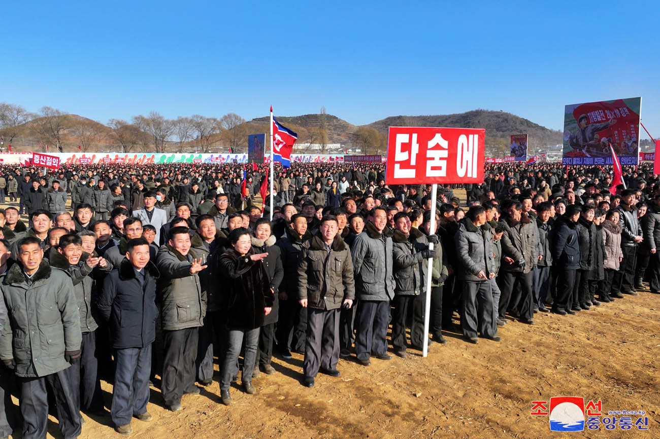 Eine Veranstaltung zum Baubeginn der örtlichen Industriefabriken und der Getreideverwaltungsanlage im Kreis Hwangju