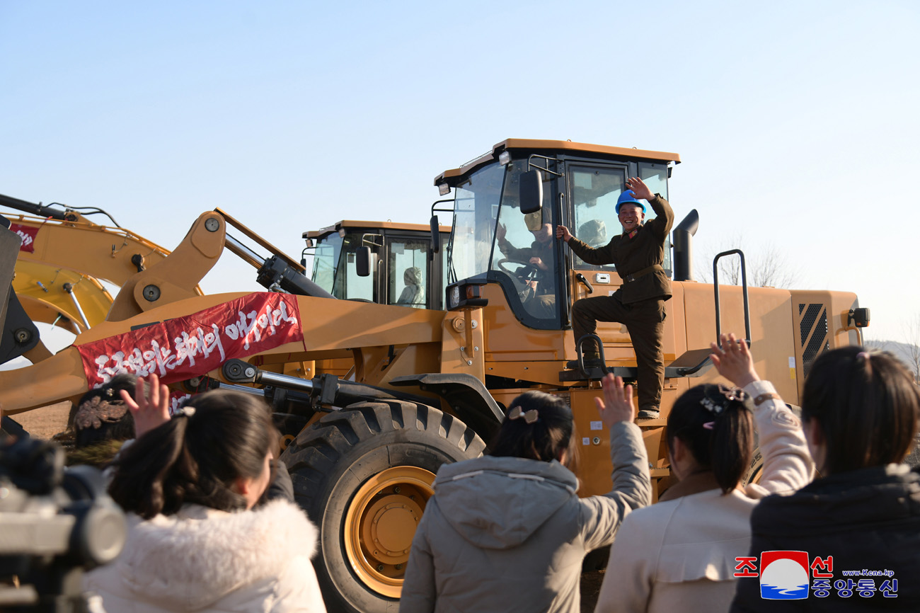 Eine Veranstaltung zum Baubeginn der örtlichen Industriefabriken und der Getreideverwaltungsanlage im Kreis Hwangju