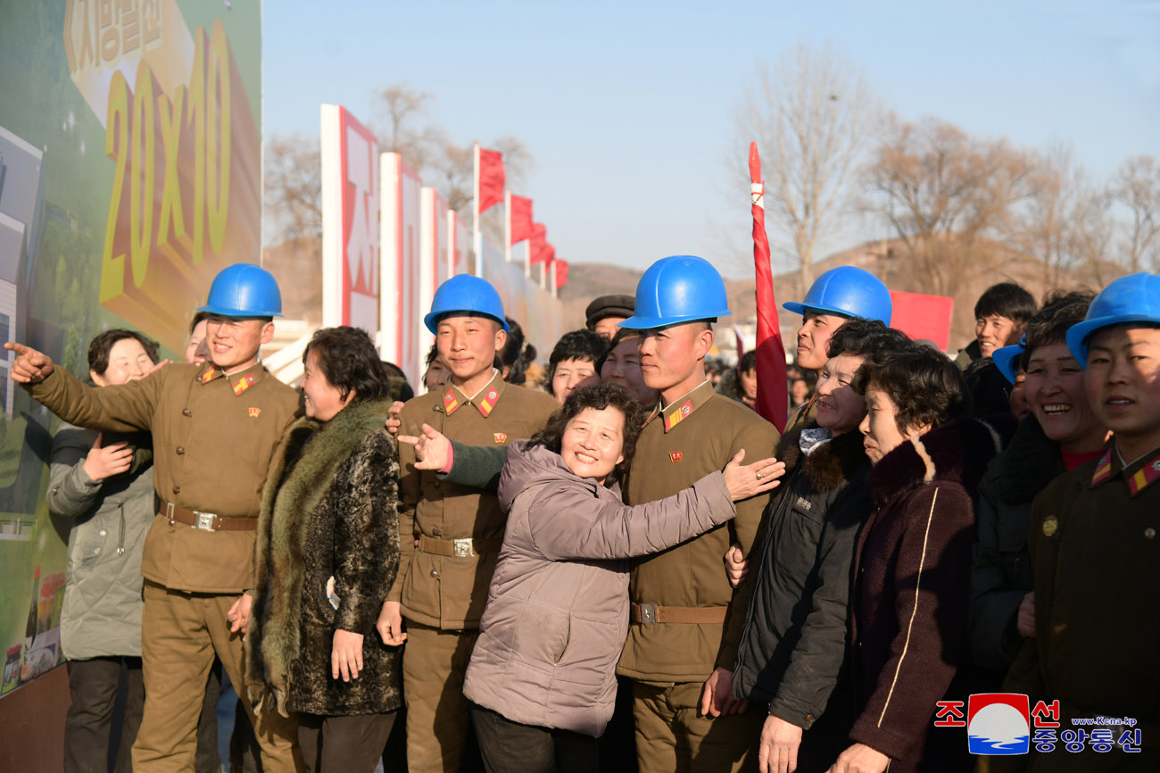 Eine Veranstaltung zum Baubeginn der örtlichen Industriefabriken und der Getreideverwaltungsanlage im Kreis Hwangju