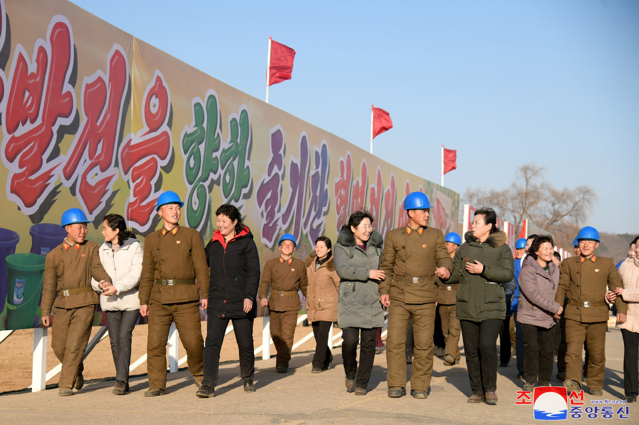 Eine Veranstaltung zum Baubeginn der örtlichen Industriefabriken und der Getreideverwaltungsanlage im Kreis Hwangju