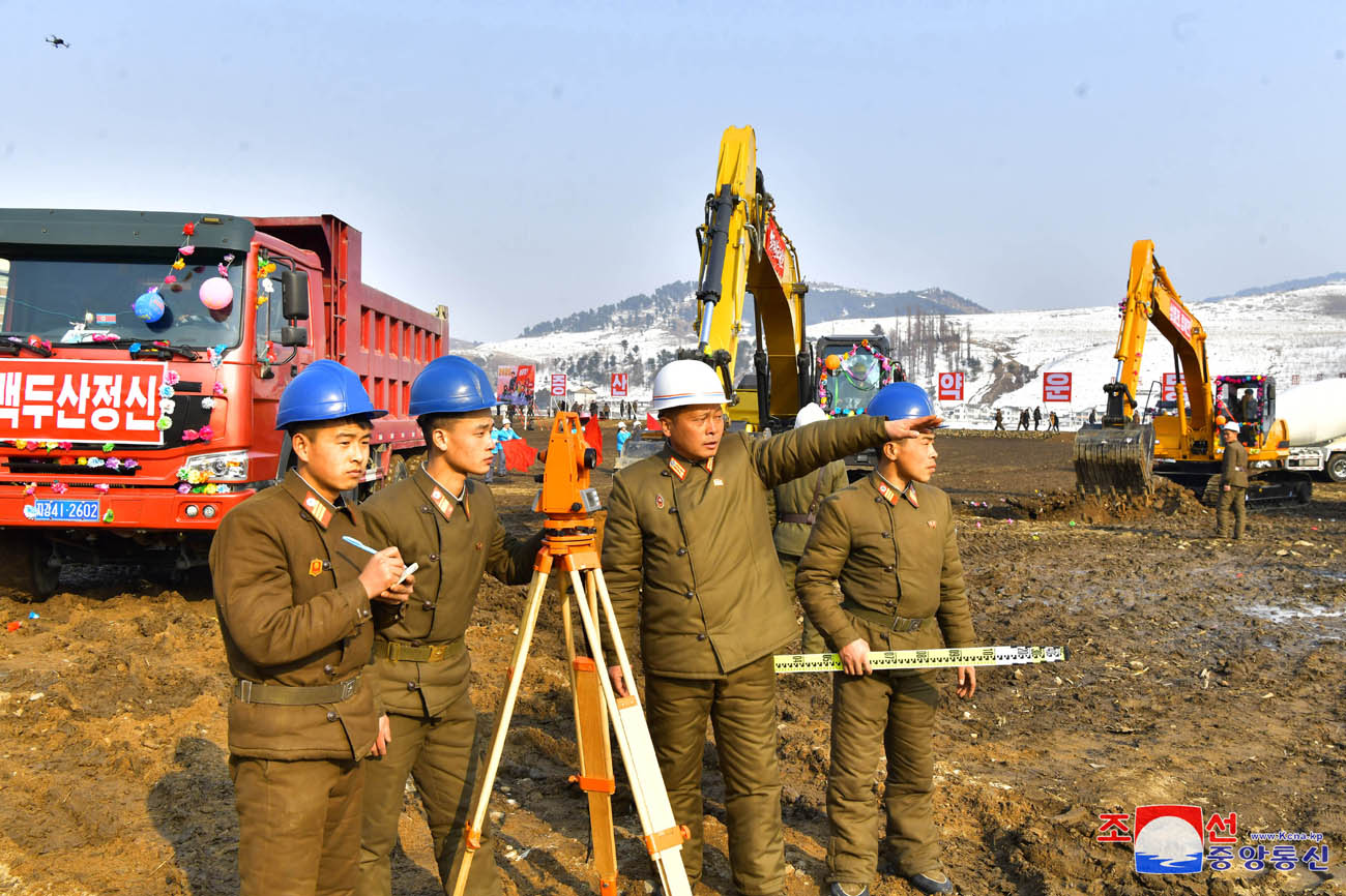 Feiern zum Baubeginn der örtlichen Industriebetriebe in den Kreisen Pukchang, Yomju, Paechon, Janggang, Cholwon und Kilju