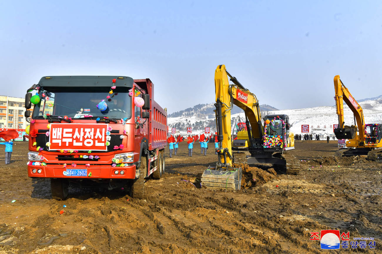 Feiern zum Baubeginn der örtlichen Industriebetriebe in den Kreisen Pukchang, Yomju, Paechon, Janggang, Cholwon und Kilju